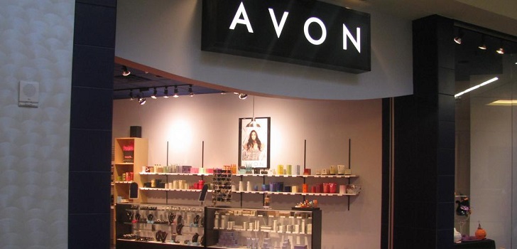 Avon encara una nueva etapa: invierte 120 millones de dólares enfocándose en la venta directa